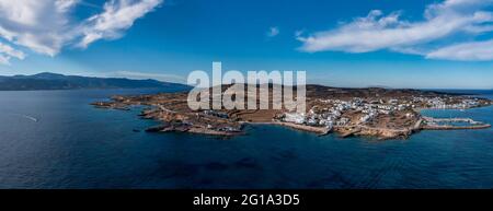 Griechenland, Pano Koufonisi Island Luftdrohne Panoramablick. Weiße traditionelle Dorfgebäude, Hafen und Yachthafen. Ruhiges Meer, blauer Himmel im Hintergrund. Klein Stockfoto