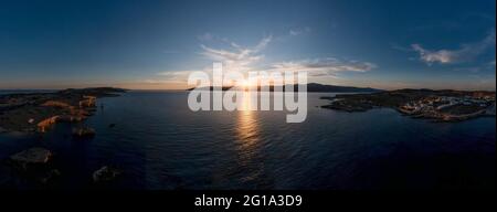 Griechenland, kleine Kykladen-Inseln, Luftdrohnen-Panoramablick bei Sonnenuntergang. Koufonisia ano und kato weißen traditionellen Dorfgebäuden, ruhiges Meer, klar sk Stockfoto