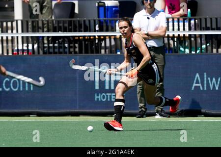 AMSTELVEEN, NIEDERLANDE - 6. JUNI: Anne Schroder aus Deutschland während des Eishockey-Europameisterschaftsspiels zwischen Duitsland und Belgien am 6. Juni 2021 im Wagener Stadion in Amstelveen, Niederlande (Foto: Andre Weening/Orange Picles) Stockfoto