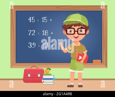 Kind Junge Student Studium Mathematik im Klassenzimmer, Bildung Vektor Illustration. Cartoon Schuljunge an der Tafel stehen, um mathematische Übung zu schreiben, Grundschüler auf Mathematikunterricht Hintergrund Stock Vektor