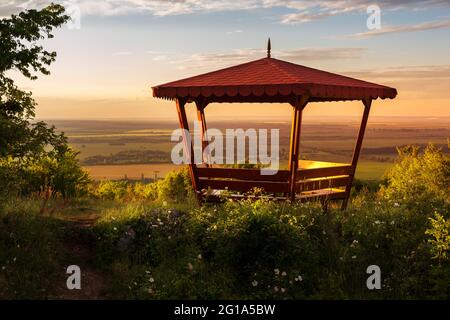 Im Freien hölzerne Pavillon über Sommer Sonnenuntergang Landschaft Hintergrund, grünes Tal, Nordbulgarien Stockfoto