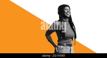Porträt einer fröhlichen afrikanischen Frau mit langen Dreadlocks mit Kaurimuscheln. Lächelnde afrikanische Frau isoliert auf zweifarbigem Hintergrund. Stockfoto