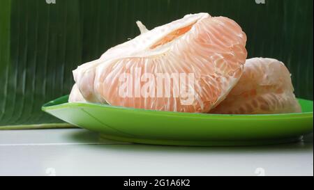 Nahaufnahme der Grapefruit auf dem Tisch Stockfoto