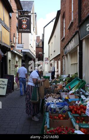 Ludlow.Church Street in der Nähe der St. Laurence's Church.Historic Market town in Shropshire.Street Szene zeigt die Rose und Krone, die älteste Inn. Gemüse. Stockfoto