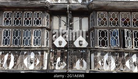 Ludlow. Das Feathers Hotel in der Marktstadt in Shropshire.Historisches Gebäude im Tudor-Stil mit diamantverglasten Fenstern, Fachwerkbau der Klasse 1 Stockfoto