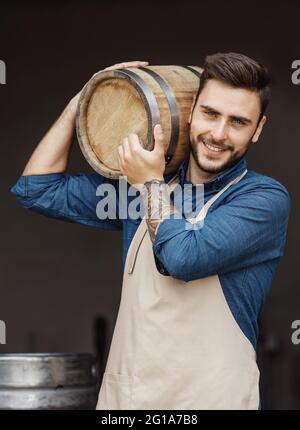 Biergeschäft, Alkoholproduktion zum Verkauf und Arbeiter im Werk Stockfoto