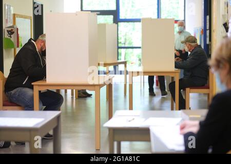 Wernigerode, Deutschland. Juni 2021. Bei der Wahl zum neuen landtag in Sachsen-Anhalt gaben die Wähler ihre Stimme in einem Wahllokal ab. Quelle: Matthias Bein/dpa-Zentralbild/dpa/Alamy Live News Stockfoto