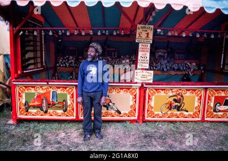 Kirmes, Fun Fairs, Karneval, Carnies, alle Spiele und Fahrten für einen erholsamen Tag. Dies ist ein kleines Fotokunst-Projekt, das ich als Konzept 'Kunst ist, wo du sie findest' gemacht habe. Stockfoto