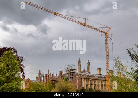 Ein Potain IGOT85A Self-Erecting Tower Crane, der von Mantis Cranes gemietet wurde, wird während der Bauarbeiten am Old Court, Clare College, Cambridge, Großbritannien, verwendet Stockfoto