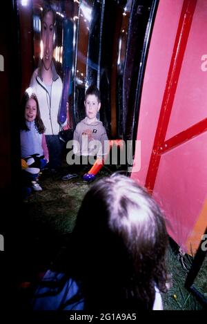 Kirmes, Fun Fairs, Karneval, Carnies, alle Spiele und Fahrten für einen erholsamen Tag. Dies ist ein kleines Fotokunst-Projekt, das ich als Konzept 'Kunst ist, wo du sie findest' gemacht habe. Stockfoto