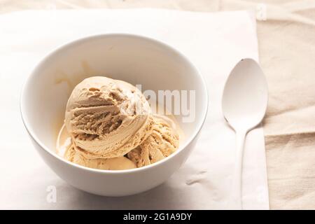 Latte-Kaffee-Eis in der Schüssel Stockfoto