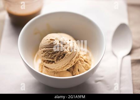 Latte-Kaffee-Eis in der Schüssel Stockfoto