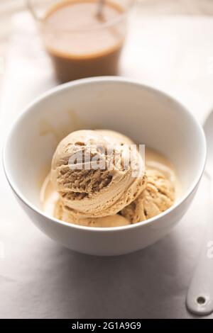 Latte-Kaffee-Eis in der Schüssel Stockfoto