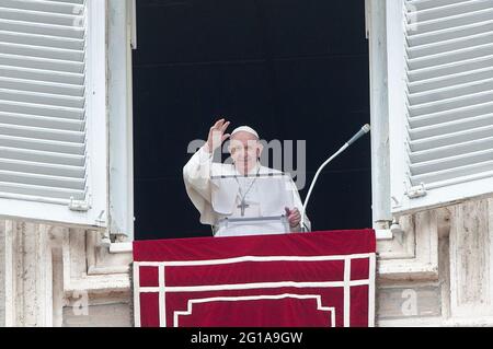 Rom, Italien. Juni 2021. 06. Juni 2021 : Papst Franziskus spricht vom Fenster des apostolischen Palastes mit Blick auf den Petersplatz im Vatikan während des wöchentlichen Angelus-Gebets Quelle: Independent Photo Agency/Alamy Live News Stockfoto