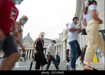 Rom, Italien. Juni 2021. Gläubige verlassen den Petersplatz nach dem Angelusgebet von Papst Franziskus aus dem Fenster des apostolischen Palastes mit Blick auf den Petersplatz im Vatikan Credit: Independent Photo Agency/Alamy Live News Stockfoto