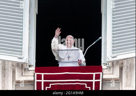 Rom, Italien. Juni 2021. 06. Juni 2021 : Papst Franziskus spricht vom Fenster des apostolischen Palastes mit Blick auf den Petersplatz im Vatikan während des wöchentlichen Angelus-Gebets Quelle: Independent Photo Agency/Alamy Live News Stockfoto