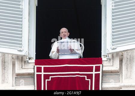 Rom, Italien. Juni 2021. 06. Juni 2021 : Papst Franziskus spricht vom Fenster des apostolischen Palastes mit Blick auf den Petersplatz im Vatikan während des wöchentlichen Angelus-Gebets Quelle: Independent Photo Agency/Alamy Live News Stockfoto