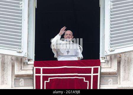 Rom, Italien. Juni 2021. 06. Juni 2021 : Papst Franziskus spricht vom Fenster des apostolischen Palastes mit Blick auf den Petersplatz im Vatikan während des wöchentlichen Angelus-Gebets Quelle: Independent Photo Agency/Alamy Live News Stockfoto