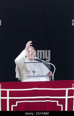 Rom, Italien. Juni 2021. 06. Juni 2021 : Papst Franziskus spricht vom Fenster des apostolischen Palastes mit Blick auf den Petersplatz im Vatikan während des wöchentlichen Angelus-Gebets Quelle: Independent Photo Agency/Alamy Live News Stockfoto