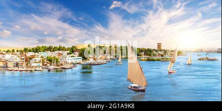 Assuan-Stadt in Ägypten, wunderschöne Landschaft des Nils mit Felucca-Booten Stockfoto