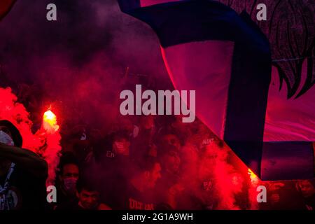 Die Fans von Paris Saint Germain feuern ihr Team während Paris an Saint-Germain feiert am 5. Juni 2021 im Stadion Parc des Princes in Paris, Frankreich, den D1 Arkema-Titel der Frauen 2021 - Foto Melie Laurent / A2M Sport Consulting / DPPI / LiveMedia Stockfoto