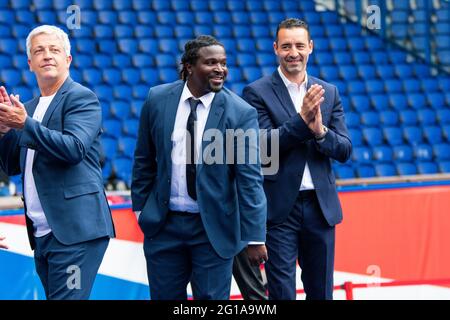 Bernard Mendy, Cheftrainer von Paris Saint Germain, und Olivier Echouafni, Cheftrainer von Paris Saint Germain, während Paris Saint-Germain am 5. Juni 2021 im Stadion Parc des Princes in Paris den Titel der französischen Meisterschaft 2021 der Frauen D1 Arkema feiert, Frankreich - Foto Melie Laurent / A2M Sport Consulting / DPPI / LiveMedia Stockfoto