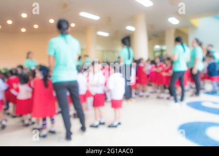 Die verschwommene Atmosphäre von Lehrern und Kindergartenstudenten, die als Hintergrundbild verwendet werden kann Stockfoto