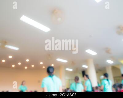 Die verschwommene Atmosphäre von Lehrern und Kindergartenstudenten, die als Hintergrundbild verwendet werden kann Stockfoto