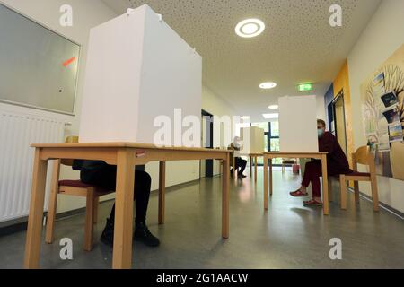 Wernigerode, Deutschland. Juni 2021. In einem Wahllokal sitzen die Wähler in Ständen, um bei der Wahl zum neuen landtag Sachsen-Anhalt ihre Stimme zu geben. Quelle: Matthias Bein/dpa-Zentralbild/dpa/Alamy Live News Stockfoto