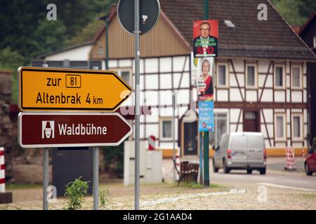 Treseburg, Deutschland. Juni 2021. Mitten im kleinen idyllischen Harzdorf steht ein Schild mit der Aufschrift „Altenbrak“, aufgenommen am Tag der Landtagswahl in Sachsen-Anhalt. In der kleinen Gemeinde gibt es 66 Wahlberechtigte. Quelle: Matthias Bein/dpa-Zentralbild/dpa/Alamy Live News Stockfoto