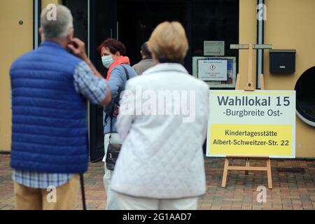 Wernigerode, Deutschland. Juni 2021. Vor einem Wahllokal warten Menschen, um bei der Wahl zum neuen landtag Sachsen-Anhalt ihre Stimme abzugeben. Quelle: Matthias Bein/dpa-Zentralbild/dpa/Alamy Live News Stockfoto