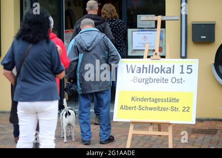 Wernigerode, Deutschland. Juni 2021. Vor einem Wahllokal warten Menschen, um bei der Wahl zum neuen landtag Sachsen-Anhalt ihre Stimme abzugeben. Quelle: Matthias Bein/dpa-Zentralbild/dpa/Alamy Live News Stockfoto