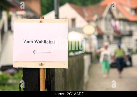 Treseburg, Deutschland. Juni 2021. Am Tag der Landtagswahl in Sachsen-Anhalt steht vor dem Dorfhaus des kleinen, idyllisch gelegenen Harzer Dorfes ein Schild mit der Aufschrift "Wahllokal". In der kleinen Gemeinde gibt es 66 Wahlberechtigte. Quelle: Matthias Bein/dpa-Zentralbild/dpa/Alamy Live News Stockfoto