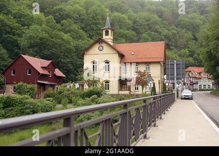 Treseburg, Deutschland. Juni 2021. Blick auf das Dorfhaus im Zentrum des kleinen idyllischen Harzer Dorfes am Tag der Landtagswahl in Sachsen-Anhalt. In der kleinen Gemeinde gibt es 66 Wahlberechtigte. Quelle: Matthias Bein/dpa-Zentralbild/dpa/Alamy Live News Stockfoto