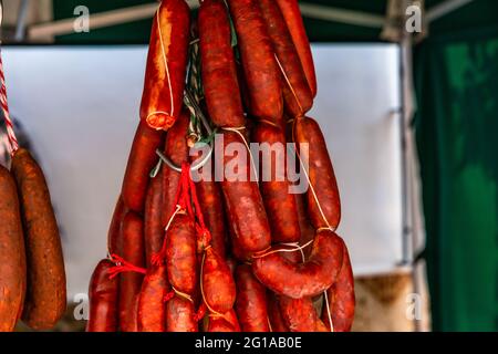 Typisch spanische Würstchen hängen an einem Dorffall am Lebensmittelmarkt Stockfoto