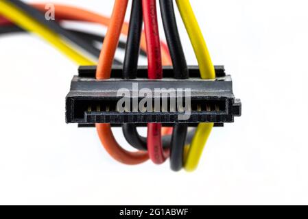 Ein serieller ATA-Stecker mit 15 Kontakten zur Stromversorgung einer Festplatte oder eines CD-Laufwerks, das von einem Computernetzteil stammt, isoliert auf weißem Hintergrund. Stockfoto