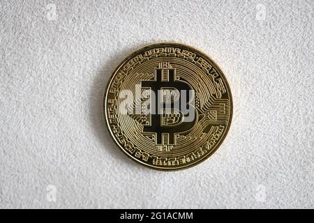 Bitcoin physische Münze auf weißem Hintergrund. Stockfoto