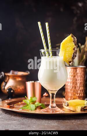 Hausgemachte Pina Colada Cocktail mit Rum, Kokosmilch und Ananas Garnieren über schwarzen Hintergrund eingefroren Stockfoto