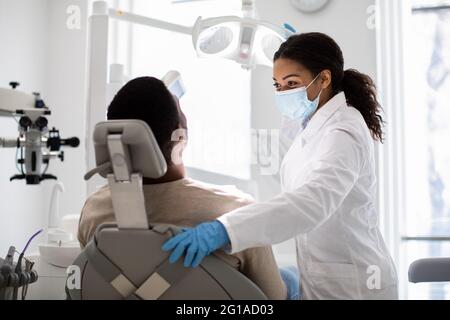 Porträt Eines Treffens Von Frau Und Patient Des Schwarzen Zahnarztes In Der Stomatologischen Klinik Stockfoto