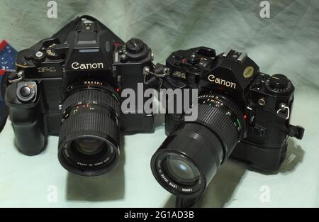 Canon F1N- und A1-35-mm-Filmkameras mit Wicklern Stockfoto