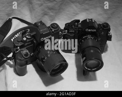 Canon F1N- und A1-35-mm-Filmkameras mit Wicklern Stockfoto