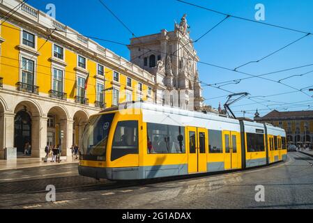 21. September 2018: Gelber Straßenbahnwagen hielt in Praca do Comercio und Arco da Rua Augusta in Lissabon, Portugal. Das Straßenbahnnetz von Lissabon war in o Stockfoto