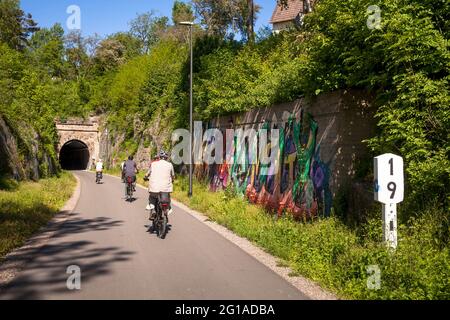 Die Nordbahntrasse, ein Radweg auf einer ehemaligen Eisenbahnstrecke, Wuppertal, Nordrhein-Westfalen, Deutschland. Die Nordbahntrasse, ein Radweg auf einer ehem Stockfoto