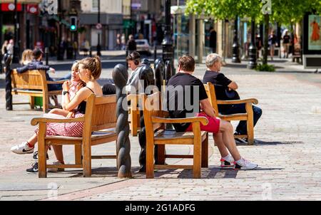 Dundee, Tayside, Schottland, Großbritannien. Juni 2021. UK Wetter: Ein warmer und sonniger Tag in Nordostschottland mit Temperaturen von bis zu 18 Grad Covid-19 Lockdown-Beschränkungen werden jetzt in Dundee auf Stufe 2 gelockert, wobei sich die Menschen immer noch der sozialen Distanzierungsrichtlinien und des Tragens von Gesichtsmasken bewusst sind. Die Anwohner nehmen sich den Tag aus, um an einem herrlich warmen Sonntagnachmittag mit Freunden und Familie im Stadtzentrum ihre Freiheit zu genießen. Kredit: Dundee Photographics/Alamy Live Nachrichten Stockfoto