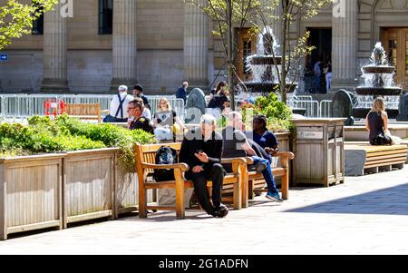 Dundee, Tayside, Schottland, Großbritannien. Juni 2021. UK Wetter: Ein warmer und sonniger Tag in Nordostschottland mit Temperaturen von bis zu 18 Grad Covid-19 Lockdown-Beschränkungen werden jetzt in Dundee auf Stufe 2 gelockert, wobei sich die Menschen immer noch der sozialen Distanzierungsrichtlinien und des Tragens von Gesichtsmasken bewusst sind. Die Anwohner nehmen sich den Tag aus, um an einem herrlich warmen Sonntagnachmittag mit Freunden und Familie im Stadtzentrum ihre Freiheit zu genießen. Kredit: Dundee Photographics/Alamy Live Nachrichten Stockfoto