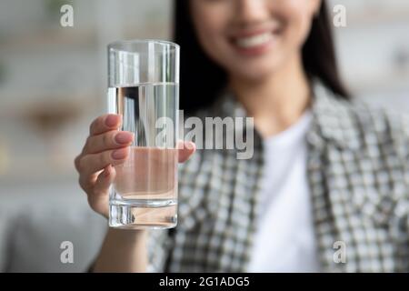 Glas Wasser in der Hand einer jungen Frau, Nahaufnahme Stockfoto