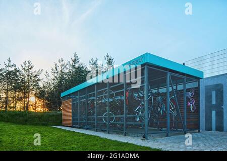 Überdachte Fahrradaufbewahrung im Freien. Moderne Parkplätze in Wohngebieten. Umweltfreundlicher und sportlicher Transport in der Stadt. Stockfoto