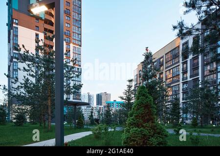 Neuer moderner Wohnblock im Grünen. Wohnwohnung mit flachen Gebäuden außen. Luxus-Hauskomplex. Teil von City Real Estate Property, Stockfoto