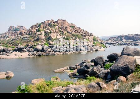 Bild des Tungabhadra Flusses und der malerischen Landschaft. Foto aufgenommen in hampi karnataka indien. Stockfoto