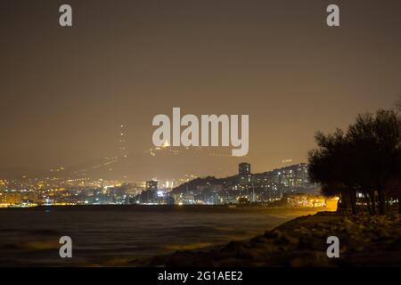 El Masnou, Spanien. März 2021. Eine Nacht Blick auf Barcelona und das Balearen Meer aus der Provinz El Masnou in Katalonien. (Foto: Karol Serewis/SOPA Images/Sipa USA) Quelle: SIPA USA/Alamy Live News Stockfoto